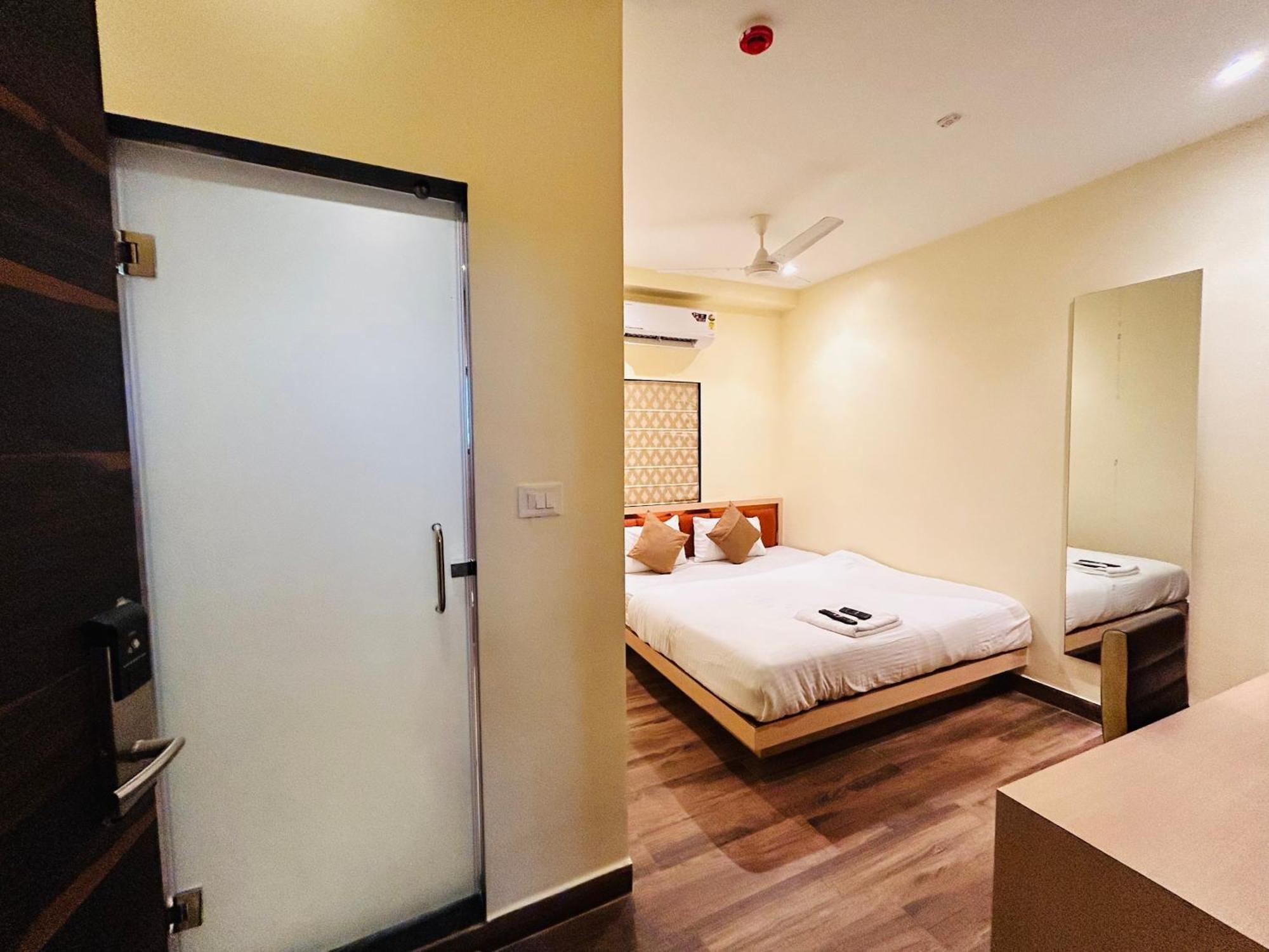 Golden Square - Kolkata Airport Hotel Exterior photo